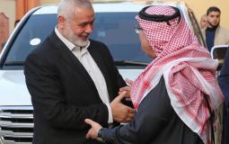 السفير القطري محمد العمادي مع رئيس حركة حماس اسماعيل هنية