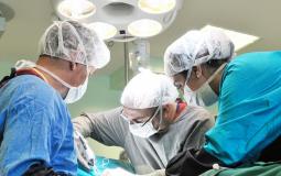 صورة توضيحية لأطباء يجرون عملية جراحية -ارشيف-
