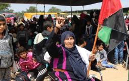 مسنة فلسطينية تشارك في مسيرة العودة الكبرى شرق قطاع غزة قبل ذكرى النكبة -ارشيف-