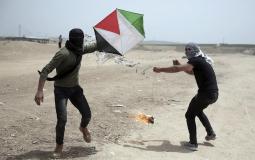 شبان يستعدون لاطلاق طائرة ورقية حارقة شرق قطاع غزة -ارشيف-