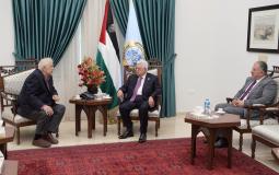 الرئيس الفلسطيني محمود عباس مع رئيس لجنة الانتخابات المركزية الدكتور حنا ناصر
