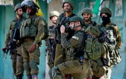 جندي اسرائيلي يقوم بقنص أحد الفلسطينيين في الضفة