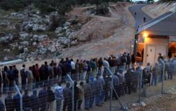العمال الفلسطينين أثناء دخولهم إلى الحواجز الاسرائيلية 