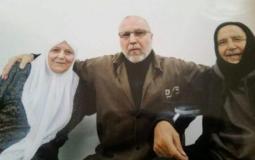 الأسير المحرر محمود جبارين  مع والديه  في سجن  النقب  