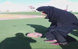 فتاة سعودية تداعب الكرة وهي ترتدى عباءة ونقاب