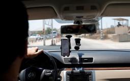 سائق فلسطيني على الطريق في الضفة الغربية