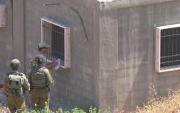 جنود الاحتلال يسلمون مواطناً فلسطينياً اخطاراً بوقف البناء في منزله في الضفة الغربية 