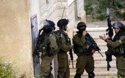 جنود الاحتلال أمام أحد المنازل في  الضفة الغربية