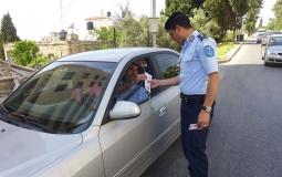 شرطي مرور يوزع الورود على السائقين