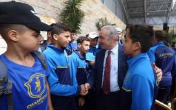 رئيس الوزراء الفلسطيني محمد اشتية يلتقي بأطفال نادي "تشامبيونز" من قطاع غزة في مدينة رام الله
