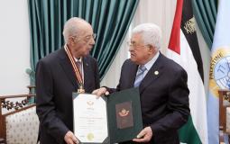 الرئيس يقلد الشيخ محمد منير الأنصاري نجمة القدس