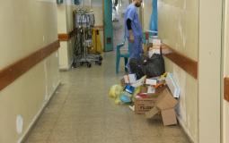 تراكم القمامة في أقسام و غرف المستشفيات بسبب توقف عمل شركات النظافة لليوم الثاني على التوالي