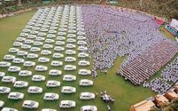 ملياردير هندي يهدي موظفيه مئات السيارات