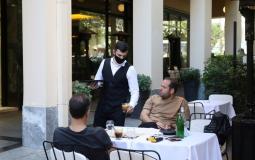 أحد مطاعم اليونان في فترة كورونا 