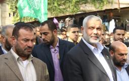 القيادي في حماس فتحي حماد بجانب رئيس المكتب السياسي للحركة إسماعيل هنية خلال مسيرة في غزة - أرشيفية