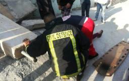 دفاع مدني يطا يخلي اصابه جراء سقوط جدار قيد الانشاء 