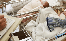 سيدة تضع مولودا يحمل أجساما مضادة لفيروس كورونا