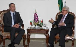 لقاء سابق بين الرئيس الفلسطيني محمود عباس ومبعوث الأمم المتحدة نيكولاي ملادينوف -ارشيف-