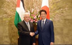 الرئيس محمود عباس ورئيس الوزراء الياباني شينزو آبي