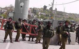 الاحتلال ينصب حاجزاً عسكرياً مفاجئاً شمال غرب القدس
