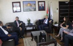 وزير الاتصالات والسفير الأردني يبحثان سبل التعاون في البريد