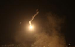 قنابل إضاءة على حدود غزة - أرشيفية
