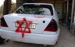 مستوطنون يعتدون على سيارات المواطنين جنوب نابلس ويخطون شعارات عنصرية