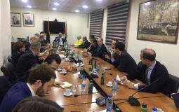 صائب عريقات خلال الاجتماع مع رؤساء البعثات الدبلوماسية لدول الاتحاد الأوروبي