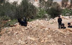 الاحتلال يصيب عدد من المواطنين بالاختناق جراء اقتحامه قرية كفر نعمة