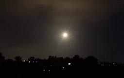 شاهد: طائرات الاحتلال تطلق قنابل انارة شمال قطاع غزة