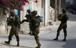 جنود من جيش الاحتلال الاسرائيلي يقتحمون منازل بمدينة القدس