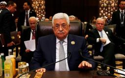 رياض المالكي على يسار الرئيس عباس