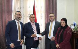 البنك الإسلامي الفلسطيني يدعم مدرسة بنات مسقط