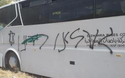نابلس: مستوطنون يعطبون إطارات 12 مركبة ويخطون شعارات عنصرية