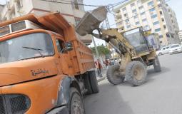 بلدية غزة تجمع وترحل النفايات الصلبة