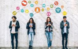 مستخدمو مواقع التواصل الاجتماعي -تعبيرية-