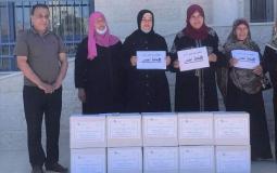 "المركز الفلسطيني" يقدم حقائب الرعاية الصحية إلى المصابات من كبار السن
