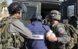 الاحتلال يواصل احتجازه لصحفيين فلسطينيين