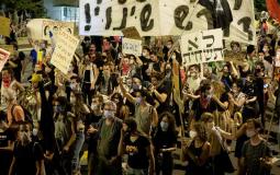 مئات المتظاهرين يحتجون أمام بيت نتنياهو للأسبوع الثامن عشر