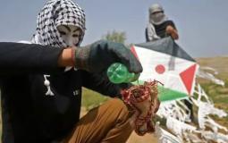 شبان فلسطينيون يجهزون طائرة ورقية حارقة