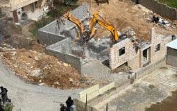 جرافات وآليات الاحتلال تهدم مبنى من طابقين بمخيم شعفاط وسط القدس المحتلة
