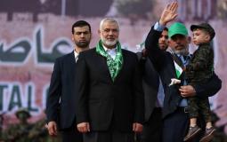 رئيس المكتب السياسي لحركة حماس إسماعيل هنية وبجانبه يحيى السنوار خلال مهرجان انطلاقة حماس اليوم