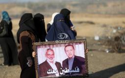 فلسطينيان يحملن صورة رئيس المكتب السياسي لحماس اسماعيل هنية والرئيس التركي اردوغان على حدود غزة