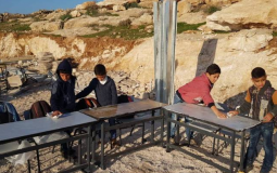 الاحتلال يستولي على خيام وأثاث ومواد بناء لإعادة تشييد مدرسة التحدي 13 جنوب الخليل