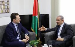 رئيس الوزراء الفلسطيني محمد اشتية و المفوض العام لوكالة غوث وتشغيل اللاجئين الفلسطينيين "أونروا" بيير كرينبول