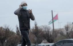 مواطن أردني يرتدي كمامة خوفا من فيروس كورونا