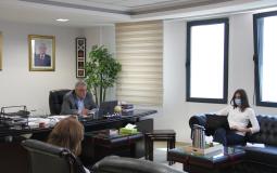الوزير غنيم يبحث تطورات برنامج محطة التحلية المركزية