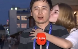 مراسل تلفزيوني يتعرض للتحرش في روسيا