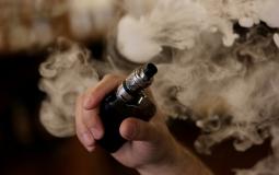 علاقة السجائر الإلكترونية بفيروس كورونا