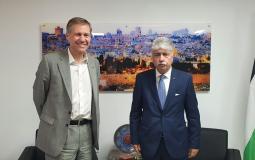 القنصل البريطاني العام لدى دولة فلسطين فيليب هول وعضو اللجنة التنفيذية لمنظمة التحرير
